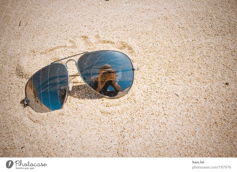 Sonnenbrille Strand Meer Mensch Mann Erwachsene Sand Schönes Wetter Brille heiß Vignettierung Sommerlaune Fotografieren Pornobrille Selbstportrait Spuren Boden