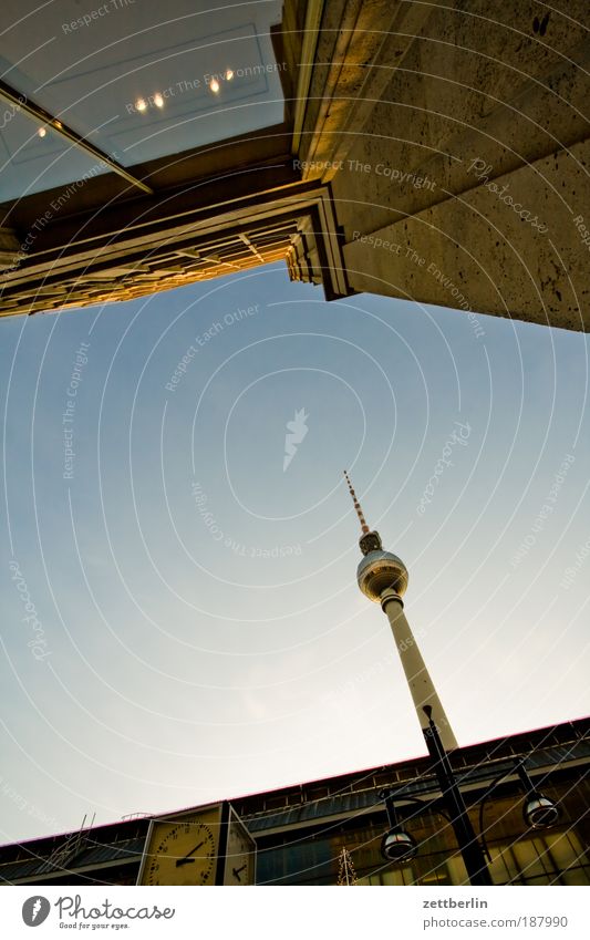 Fernsehen Berlin Hauptstadt Regierungssitz alex Alexanderplatz Berliner Fernsehturm funk- und ukw-turm telespargel Turm Haus Fassade Glas Glasfassade Stadt