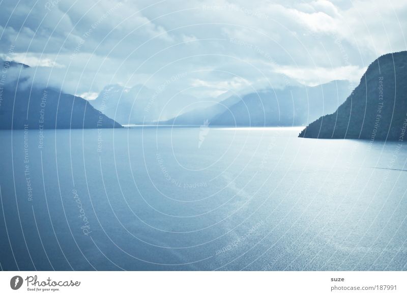 Blaues Wunder ruhig Freiheit Meer Berge u. Gebirge Umwelt Natur Landschaft Pflanze Wasser Himmel Wolken Klima Wetter Küste Fjord frei Unendlichkeit blau