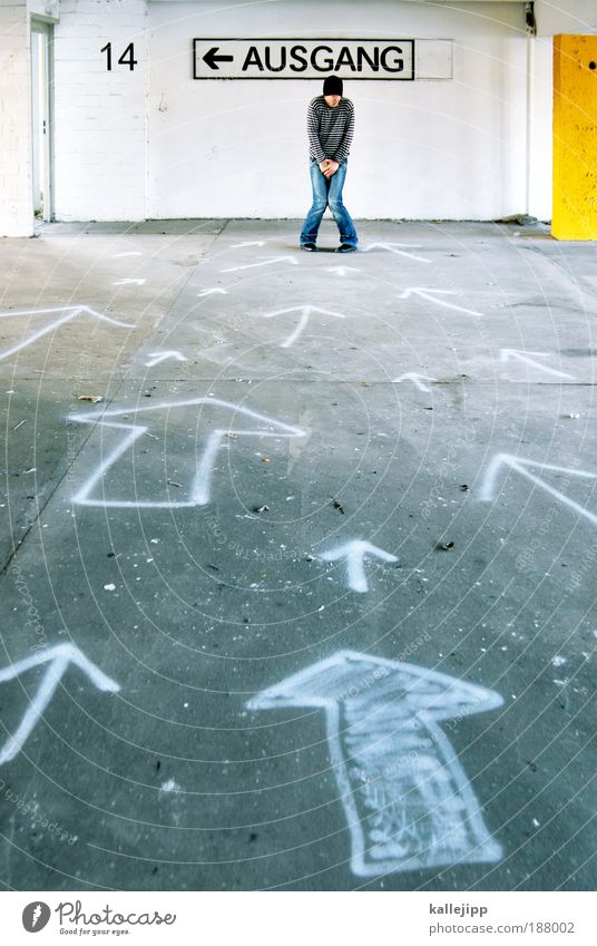 noch 14 stunden Mensch Mann Erwachsene Leben Parkhaus Zeichen Schriftzeichen Schilder & Markierungen Verkehrszeichen Graffiti Pfeil Blick Orientierung Richtung