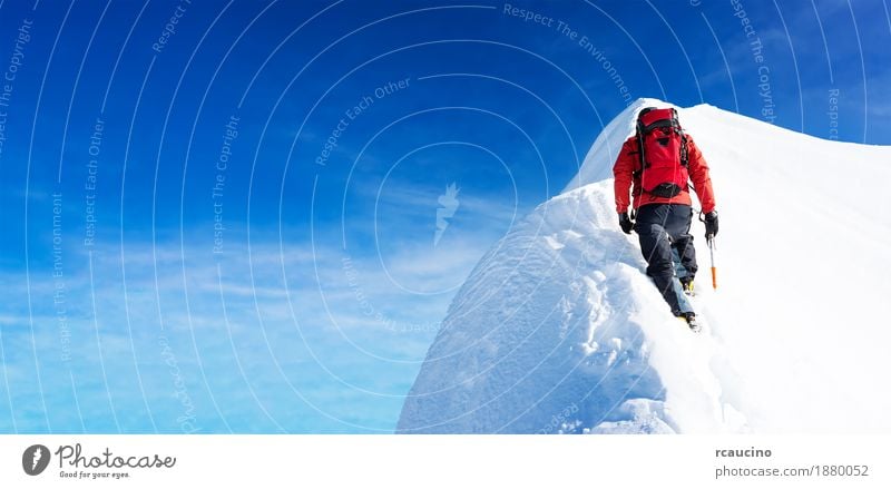 Mountaineer erreicht den Gipfel eines schneebedeckten Gipfels. Sport Erfolg Kraft Leistung Abenteuer Aufsteiger Klettern Expedition Winter Mann Berge u. Gebirge