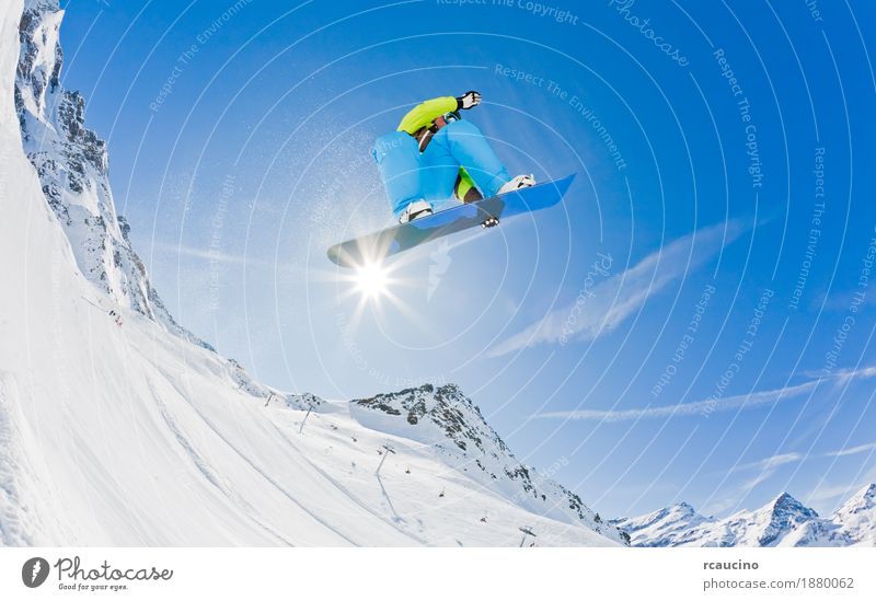 Snowboarder, der weg von einem Sprung, Italien startet. Freude Ferien & Urlaub & Reisen Winter Schnee Berge u. Gebirge Sport Junge Mann Erwachsene Alpen