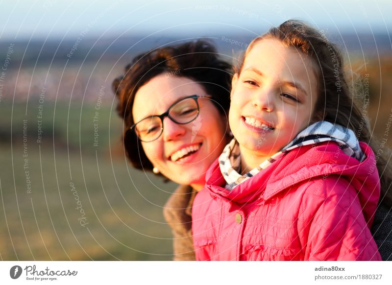 Mutter und Tochter Kindererziehung Bildung Mädchen Frau Erwachsene Familie & Verwandtschaft Natur Landschaft Sonnenaufgang Sonnenuntergang lachen leuchten
