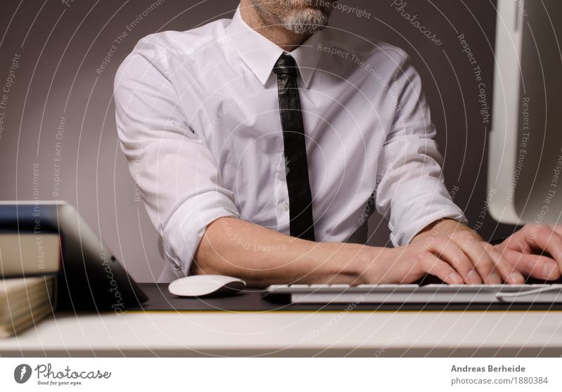 Büroarbeit Business Computer Internet Mensch Mann Erwachsene 30-45 Jahre Arbeit & Erwerbstätigkeit Geschäftsmann online table technology typing working using