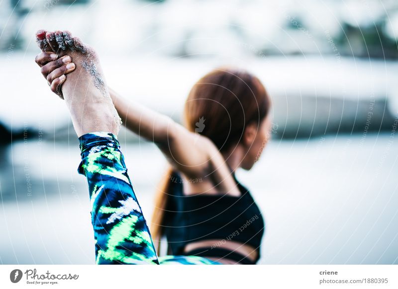 Nahaufnahme von den Frauen, die Yogaübung im Freien tun Lifestyle Körperpflege sportlich Fitness Leben Wohlgefühl Erholung Freizeit & Hobby Strand Meer Sport