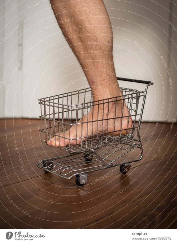 Konsum-Skater kaufen Handel Internet Mann Erwachsene Fuß Einkaufswagen fahren lustig nackt gefährlich Kreativität Risiko skurril Ladengeschäft Supermarkt Barfuß