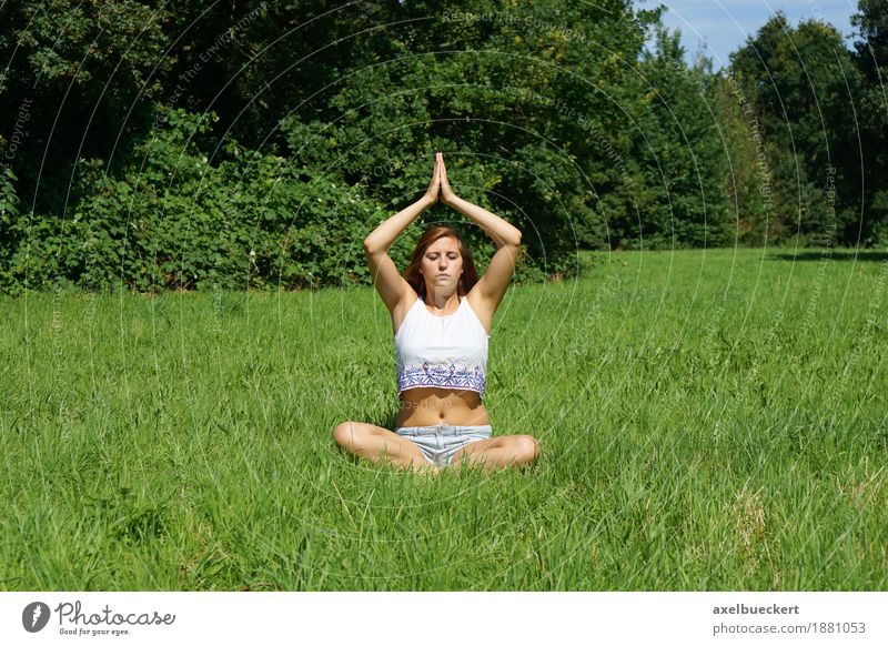 Yoga auf der Wiese Lifestyle Wellness harmonisch Wohlgefühl Erholung ruhig Meditation Freizeit & Hobby Sommer Sport Mensch feminin Junge Frau Jugendliche