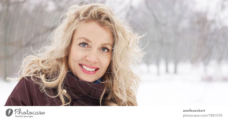 blonde Frau in Winterlandschaft Lifestyle Freude Freizeit & Hobby Ferien & Urlaub & Reisen Schnee Winterurlaub Mensch feminin Junge Frau Jugendliche Erwachsene