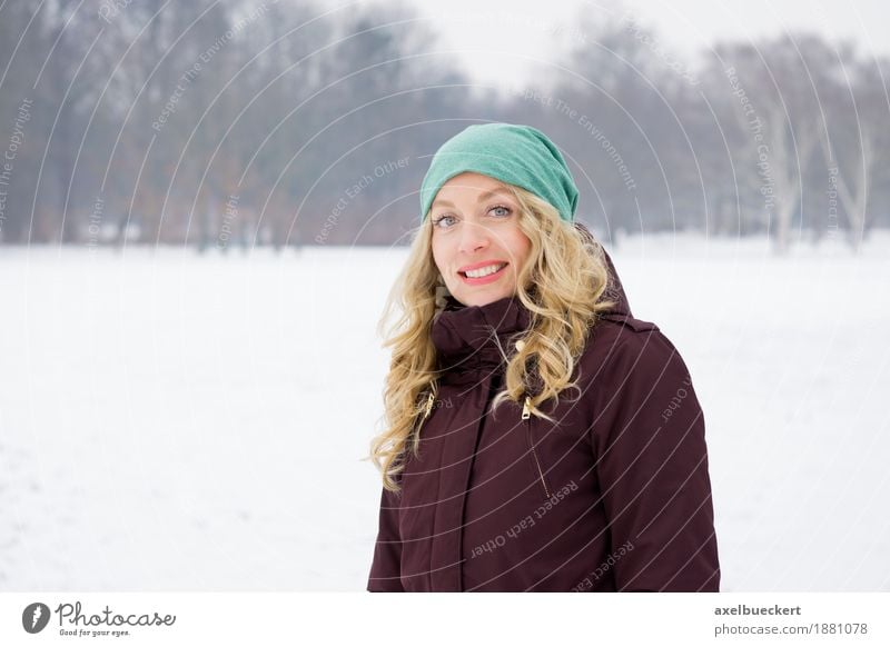 blonde Frau in Schneelandschaft Lifestyle Freude Freizeit & Hobby Ferien & Urlaub & Reisen Winter Winterurlaub Mensch feminin Junge Frau Jugendliche Erwachsene