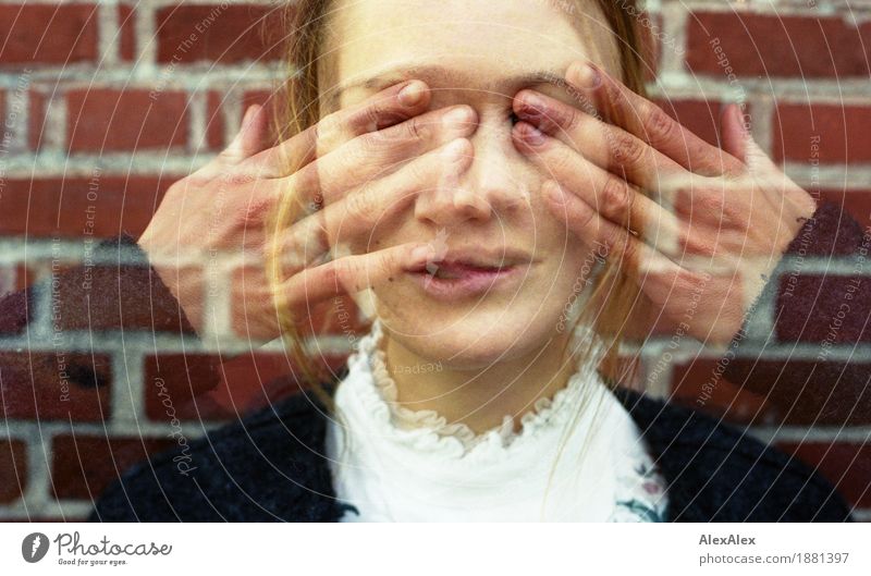 Doppelbelichtungsportrait einer jungen Frau mit den Fingern vor den Augen in halber Transparenz Stil schön Gesicht Junge Frau Jugendliche Hand 18-30 Jahre