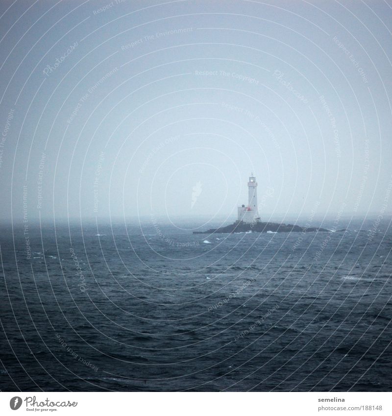 Lichterscheinung Wasser Wetter Wellen Meer leuchten dunkel blau Hoffnung Horizont kalt Warnhinweis Schifffahrt trüb Einsamkeit Ausblick Leuchtturm Insel