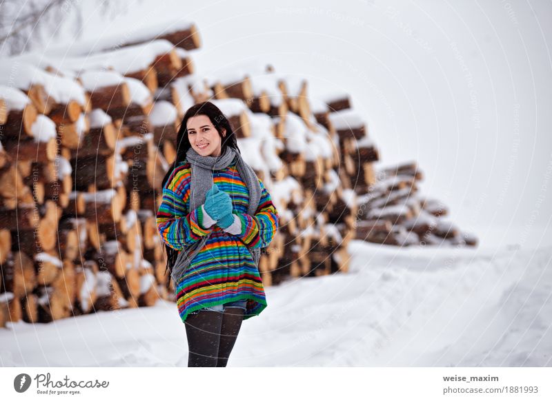Schöne junge Frau, die draußen in Winter geht. Holz-Protokollierung Glück schön Schnee Industrie Mensch Junge Frau Jugendliche Erwachsene 1 18-30 Jahre Natur