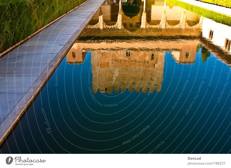 Alhambra Burg oder Schloss Mauer Wand Garten Dach Sehenswürdigkeit schön Wärme blau braun mehrfarbig Farbe Stil Ferien & Urlaub & Reisen Farbfoto Außenaufnahme