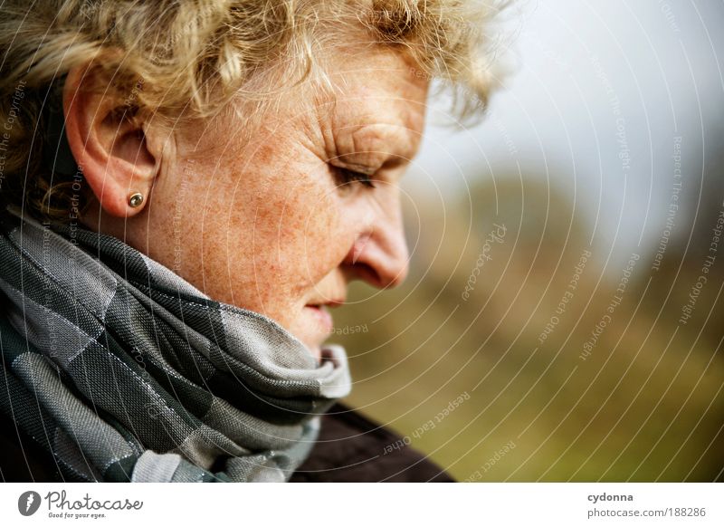 Inne halten Leben Wohlgefühl Erholung ruhig wandern Mensch Weiblicher Senior Frau Gesicht 45-60 Jahre Erwachsene Bewegung Bildung Erfahrung Freiheit Gefühle