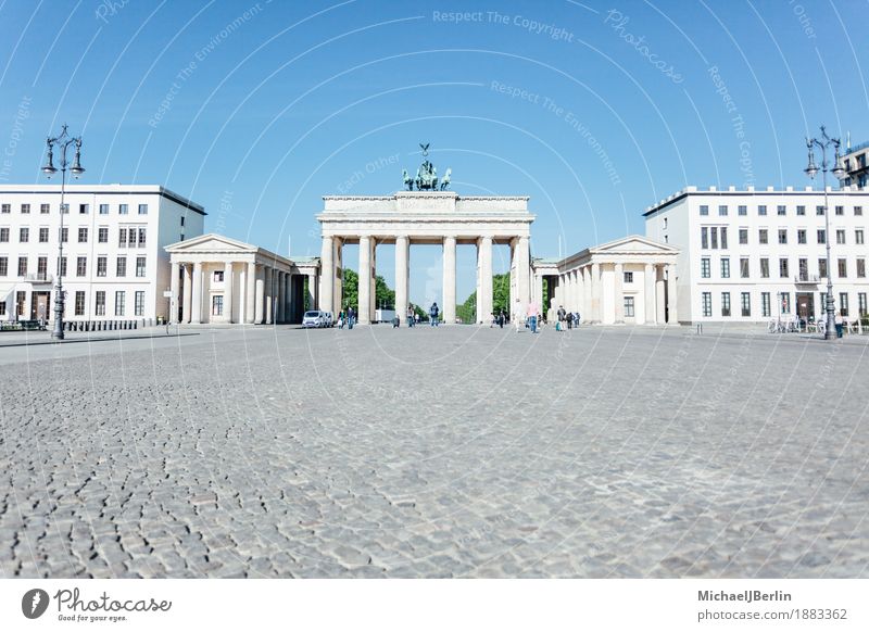 Brandenburger Tor vor blauem Himmel am Morgen Berlin Deutschland Hauptstadt Bauwerk Architektur Sehenswürdigkeit Wahrzeichen Denkmal gigantisch Klischee