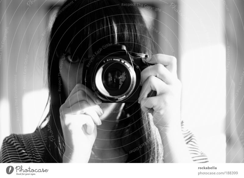 Frau mit digitaler Kamera feminin beobachten einzigartig Fotografieren Designer Pony arbeitend Blick Objektiv Fotokamera verstecken geheimnisvoll