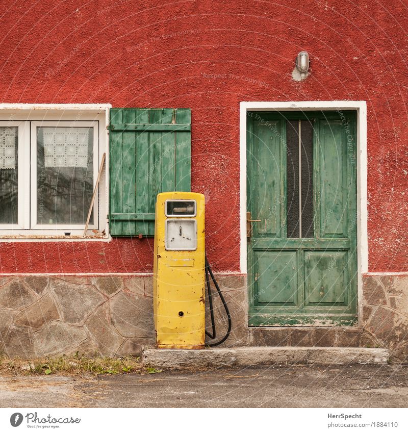 Volltanken, bitte! Italien Alpen Dorf Haus Einfamilienhaus Mauer Wand Fassade Fenster Tür alt außergewöhnlich historisch trist gelb grün rot Zapfsäule