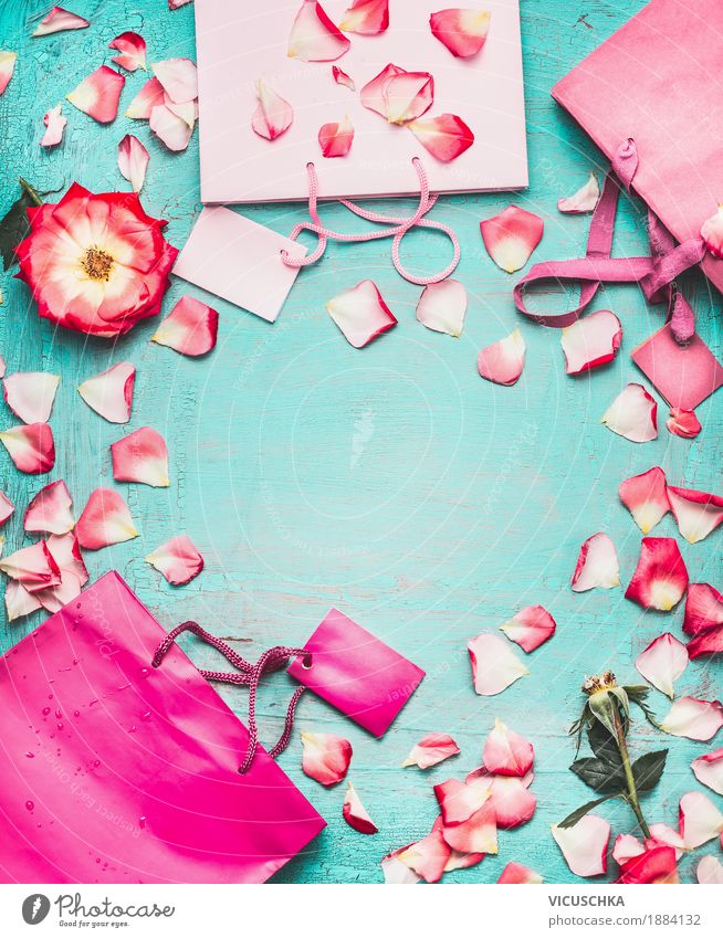 Rosa Papier Tragetaschen und Blumen auf türkis Hintergrund kaufen Reichtum Stil Design Freude Sommer Dekoration & Verzierung Party Feste & Feiern Valentinstag