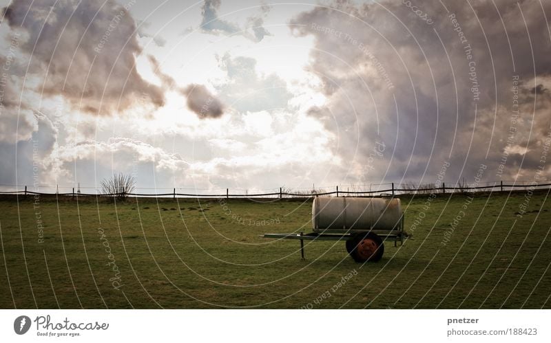 Wolkenbruch Maschine Sonnenenergie Umwelt Natur Landschaft Gewitterwolken Horizont Frühling Sommer Herbst Winter Klima Klimawandel Wetter Unwetter Sturm Wiese