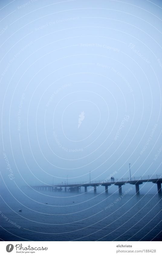 Kein Ende in Sicht schlechtes Wetter Nebel Küste Ostsee Meer Stimmung Steg Säule blau Nebelmeer Timmendorfer Strand Farbfoto Außenaufnahme Textfreiraum oben