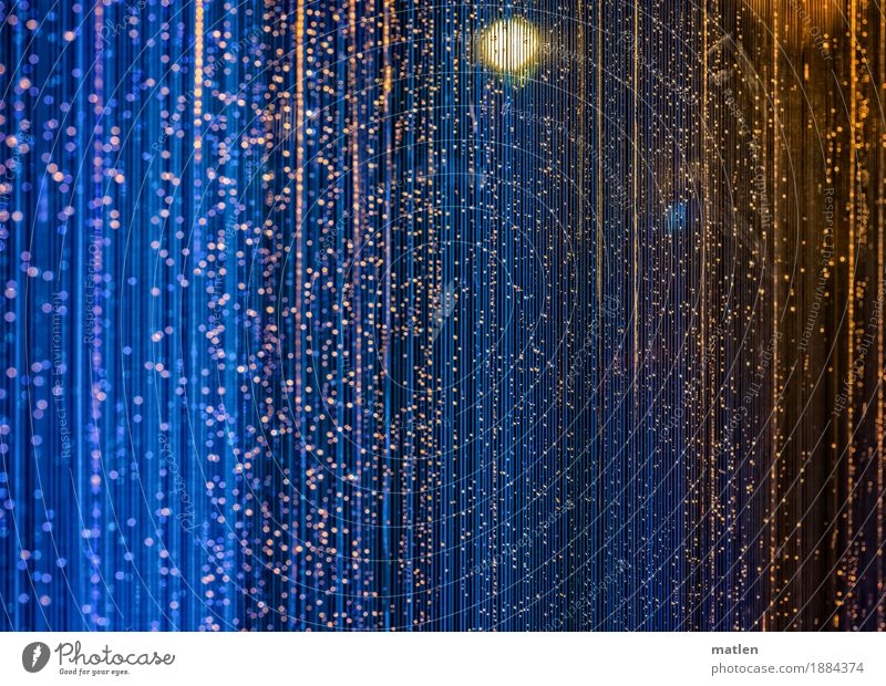 Regentropfenlicht Fenster nass blau gelb gold diffus Wassertropfen Scheibe Glas Laterne Farbfoto Innenaufnahme Experiment abstrakt Muster Strukturen & Formen