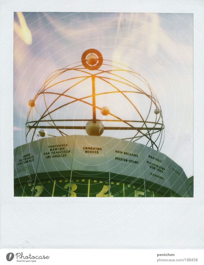 Polaroid zeigt die Weltzeituhr in berlin. Ferien & Urlaub & Reisen Tourismus Ausflug Sightseeing Städtereise Sehenswürdigkeit Kunst Künstler Hauptstadt
