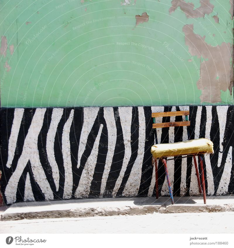 Ein Zebrastreifen kommt selten allein Straßenkunst Altstadt Wand Stuhl exotisch einzigartig Originalität Gelassenheit Design Idylle improvisieren Zahn der Zeit