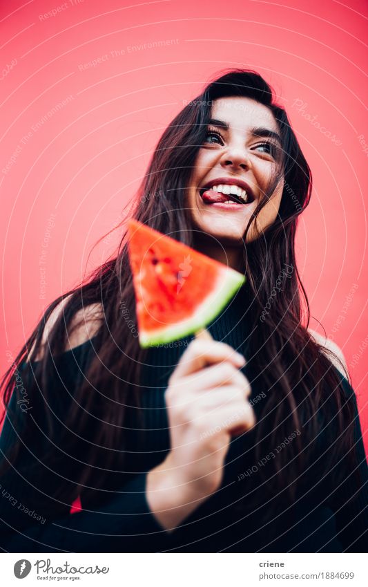 Junge glückliche Frauen, die Wassermelone genießen Lebensmittel Frucht Ernährung Lifestyle Freude Sommer feminin Junge Frau Jugendliche 18-30 Jahre Erwachsene