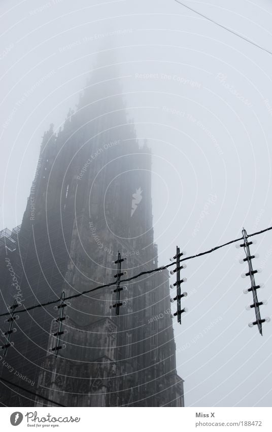 Ulmer Münster Ferien & Urlaub & Reisen Ausflug Städtereise Wolken Wetter schlechtes Wetter Nebel Altstadt Kirche Dom Platz Marktplatz Turm Bauwerk Fassade