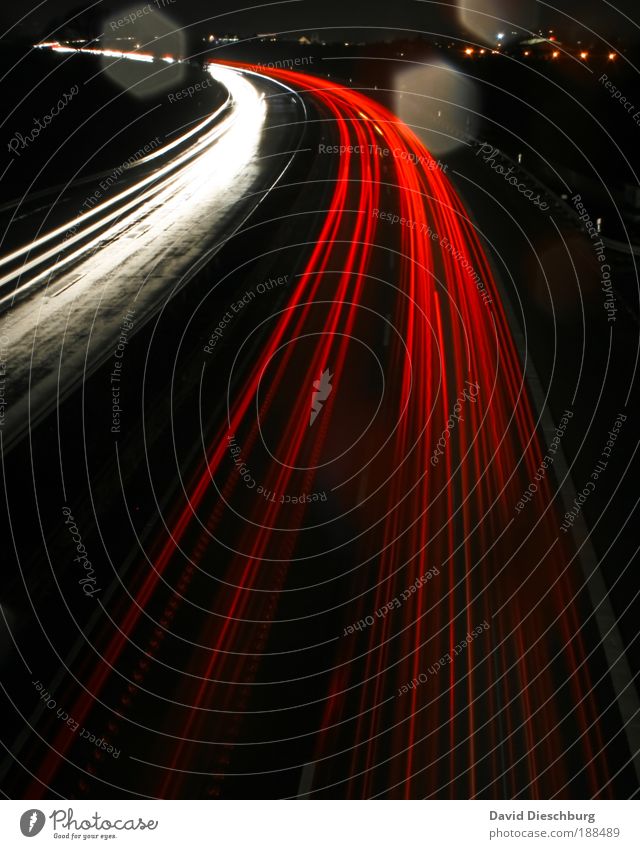 Rushhour Verkehr Verkehrswege Berufsverkehr Straßenverkehr Autobahn rot schwarz weiß Linie Langzeitbelichtung Farbfoto Außenaufnahme Strukturen & Formen Abend