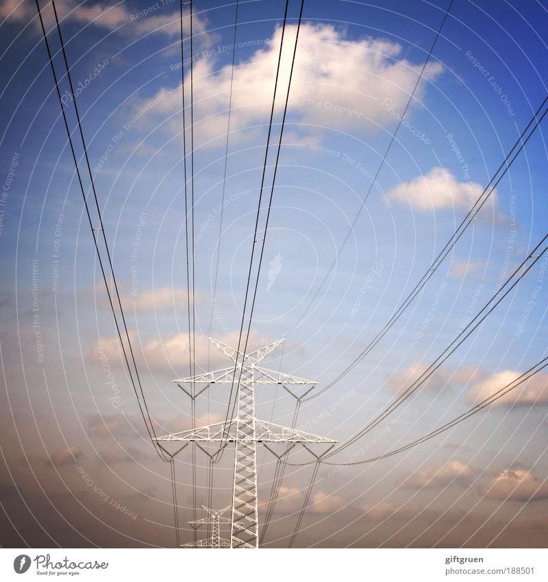 lange leitung Energiewirtschaft Technik & Technologie Energiekrise Himmel Wolken Elektrizität energiegeladen Strommast Stromdraht Stromverbrauch Farbfoto