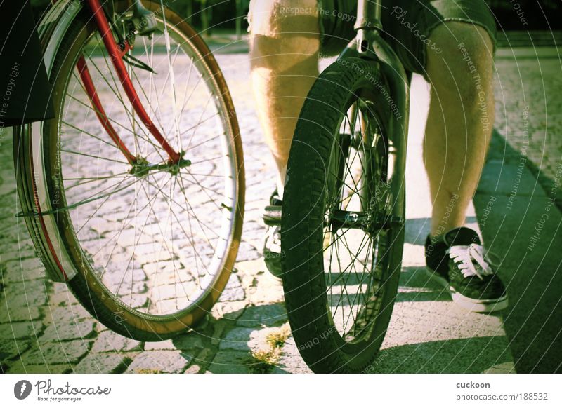 old and new Freizeit & Hobby Fahrradfahren Mensch Beine 1 Jugendkultur hocken sitzen alt dreckig Zusammensein grün Freundschaft ruhig Zufriedenheit gleich bmx