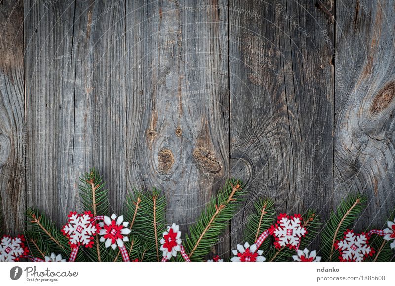 Weihnachtsgirlande von Fichtenzweigen, Filzschneeflocken Dekoration & Verzierung Feste & Feiern Weihnachten & Advent Silvester u. Neujahr Pflanze Baum Holz