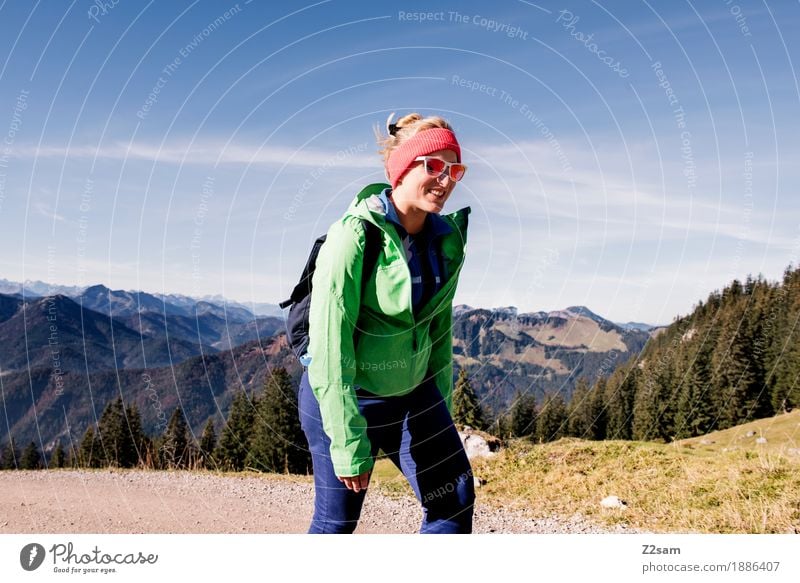 Lustiger Aufstieg Lifestyle Freizeit & Hobby Abenteuer Berge u. Gebirge wandern Sport feminin Junge Frau Jugendliche 18-30 Jahre Erwachsene Natur Landschaft
