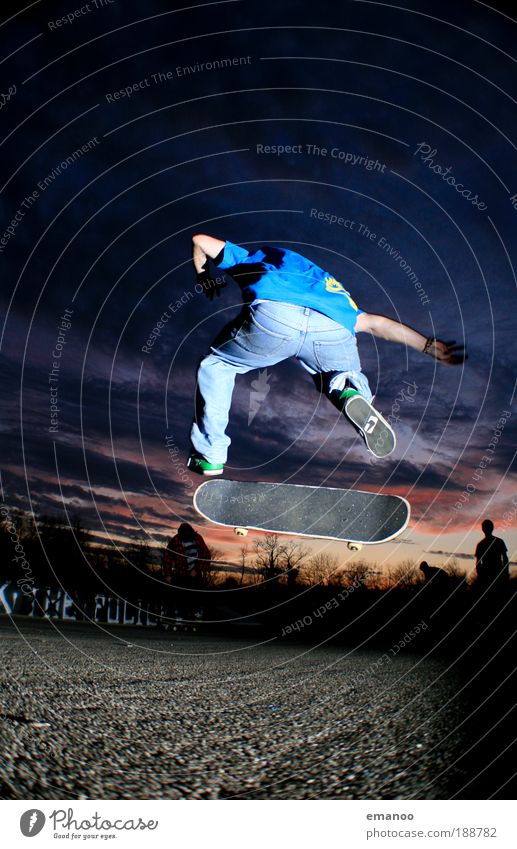 skateboard flip Lifestyle Freude Sport Skateboard Skateboarding Streetlife Sportstätten Halfpipe maskulin Jugendliche 1 Mensch 18-30 Jahre Erwachsene drehen