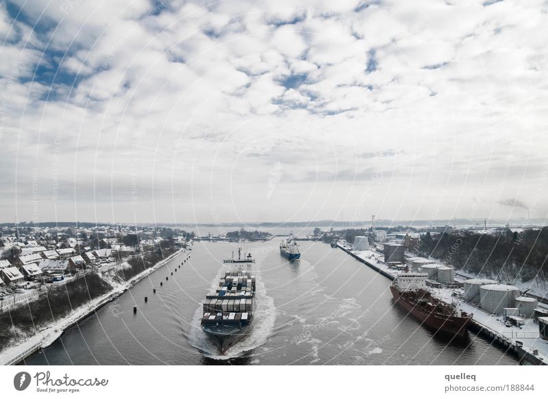 Verkehr auf der Wasserstraße Schifffahrt Binnenschifffahrt Containerschiff Hafen Schleuse Kiel Kanal Horizont Leistung Perspektive Ferien & Urlaub & Reisen