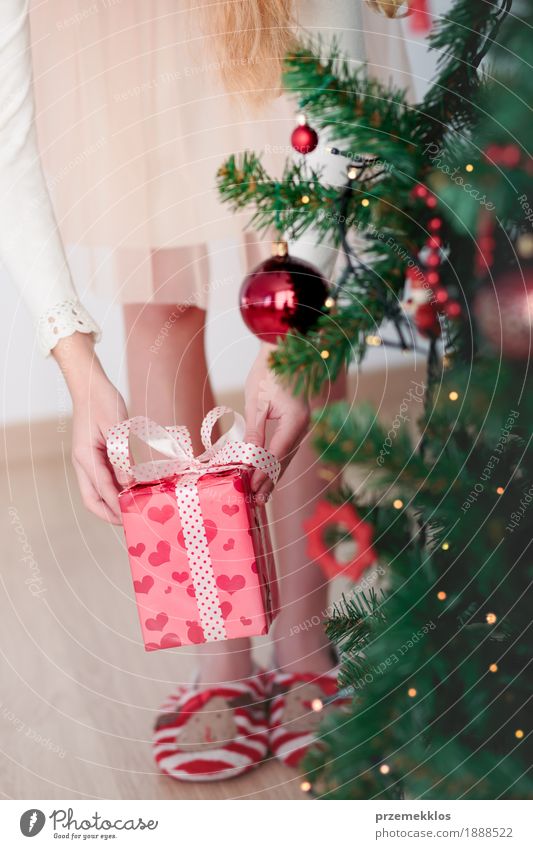 Nahaufnahme des Mädchens Weihnachtsgeschenk von unter einem Baum erhalten Lifestyle Feste & Feiern Weihnachten & Advent Kind Mensch 1 8-13 Jahre Kindheit Kleid