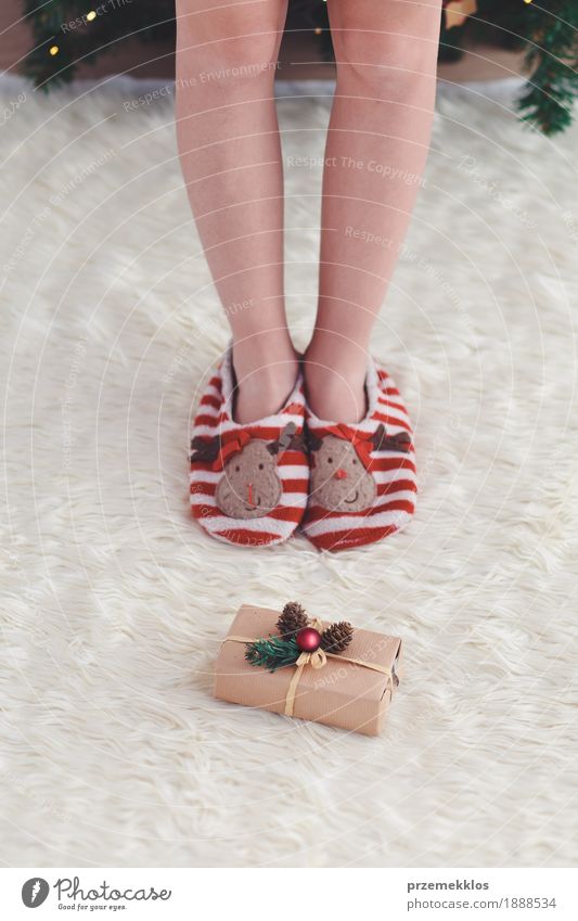 Bereitstehendes Weihnachtsgeschenk des Mädchens setzte nahen Baum Lifestyle Feste & Feiern Weihnachten & Advent Kind Mensch Beine 1 Kleid rot anonym Teppich