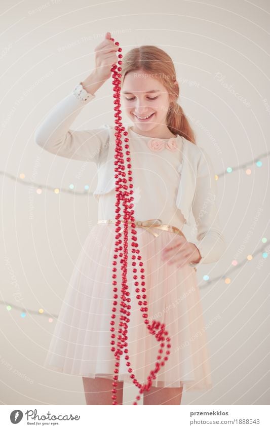 Portrait des jungen Mädchens rote Weihnachtsdekorationen auspackend Lifestyle Freude Glück Dekoration & Verzierung Feste & Feiern Weihnachten & Advent Mensch