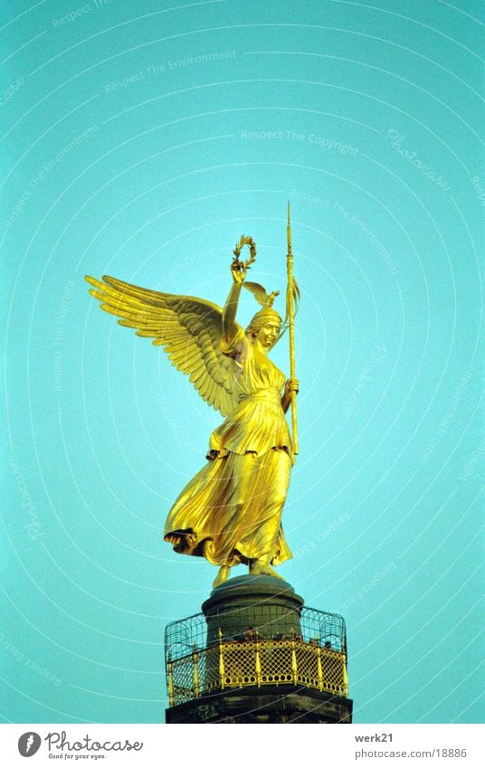 Siegessäule in Berlin Wahrzeichen Krieg Statue Denkmal historisch Himmel Engel gold Viktoria Lorbeerkranz Feldzeichen