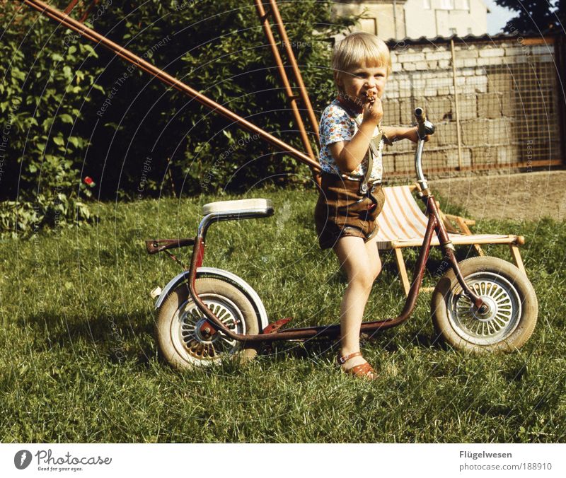 Mein erster Roller Freizeit & Hobby Spielen Motorsport Kindererziehung Junge Kleinmotorrad gebrauchen blond Coolness selbstbewußt Kraft genießen Tretroller Eis