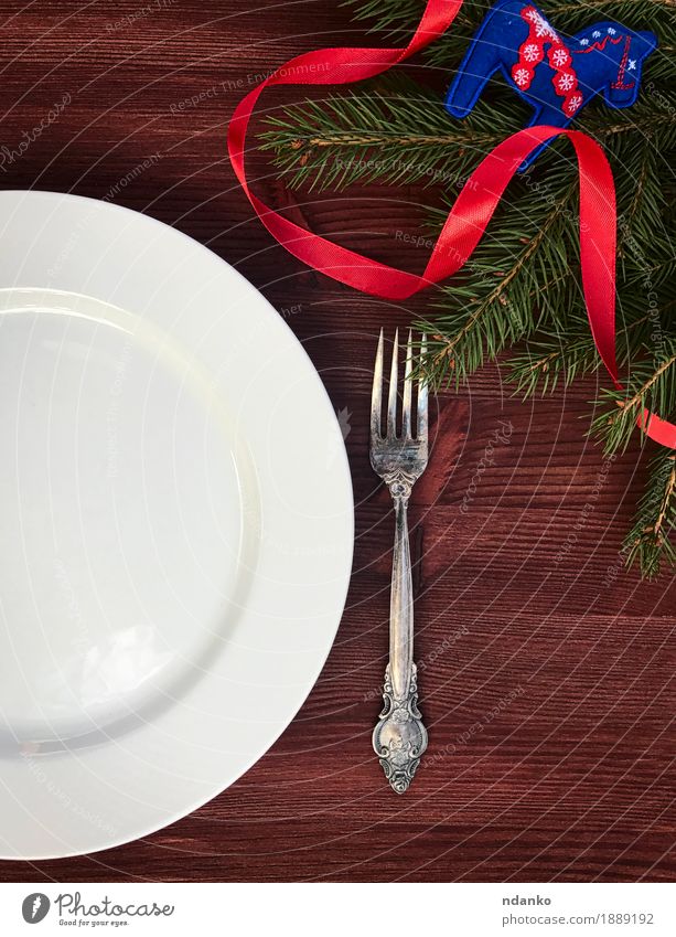 weiße leere Platte mit Gabel auf einem Tisch Mittagessen Abendessen Geschirr Teller Restaurant Weihnachten & Advent Holz Metall Schnur elegant oben braun Top