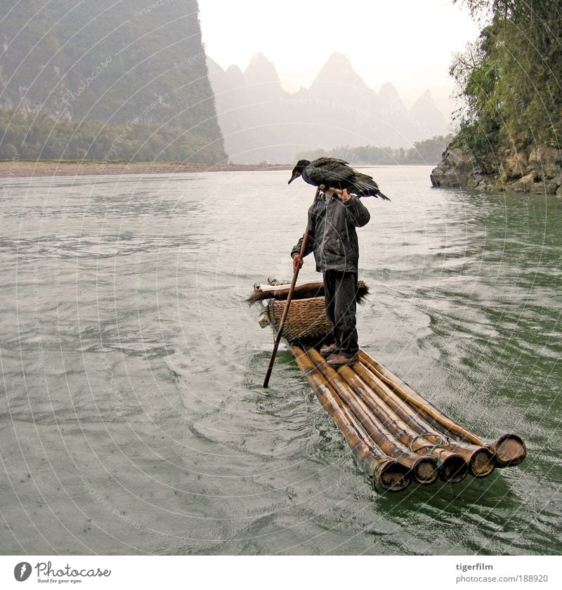 Vogelmann aus China schön Angeln Ferien & Urlaub & Reisen Berge u. Gebirge Landschaft Wasser Nebel Regen Hügel Gipfel Schlauchboot Wasserfahrzeug tragen Fischer