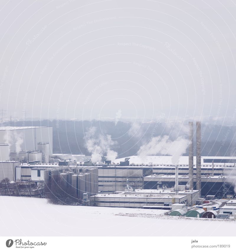 Hinter den sieben Bergen, bei den sieben Zwergen Himmel Winter Schnee Berge u. Gebirge Stadtrand Industrieanlage Fabrik Platz Gebäude Schornstein groß trist