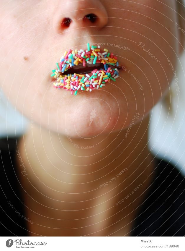Zuckersüß Lebensmittel Dessert Süßwaren Ernährung Übergewicht Junge Frau Jugendliche Kopf Gesicht Mund Lippen Zähne 1 Mensch 18-30 Jahre Erwachsene schön klein