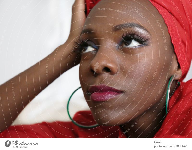Tash feminin Frau Erwachsene 1 Mensch Kleid Ohrringe Kopftuch Turban Afro-Look beobachten Denken festhalten Blick träumen warten schön Leidenschaft Wachsamkeit