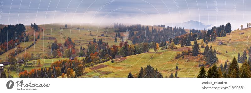 Regnerische Landschaft des Bergdorfes. Bedecktes Herbstpanorama Ferien & Urlaub & Reisen Ausflug Ferne Berge u. Gebirge Haus Garten Natur Himmel Wolken Wetter