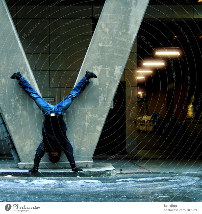 firewall Sportler Mann Erwachsene Tunnel Mauer Wand Jeanshose Jacke komplex Handstand Säule Eingang Wächter bewachen v X-Men Turnen Farbfoto Gedeckte Farben