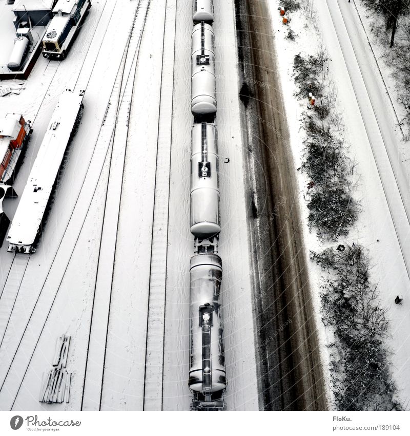 Verkehrswege Winter Eis Frost Schnee Kiel Stadtrand Industrieanlage Verkehrsmittel Güterverkehr & Logistik Bahnfahren Anhänger Schienenverkehr Eisenbahn