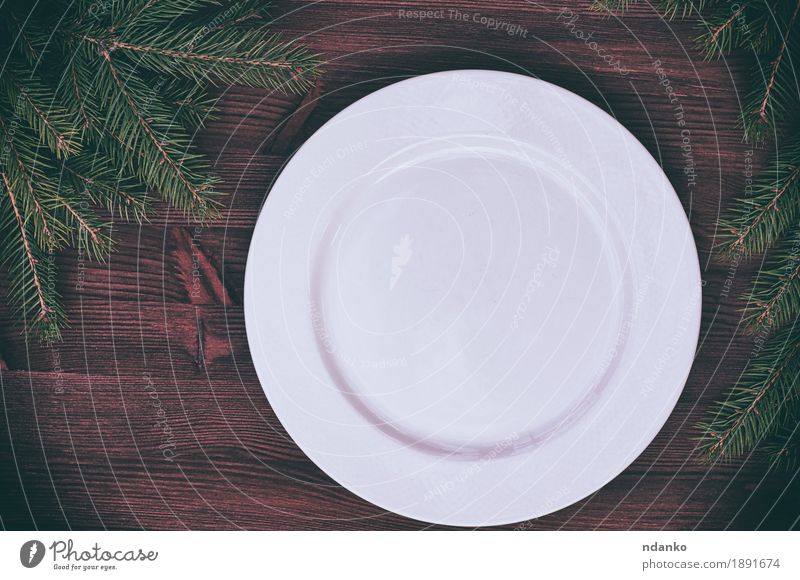 Weiße leere Platte mit einer grünen Niederlassung der Fichte Abendessen Geschirr Teller Tisch Küche Weihnachten & Advent Silvester u. Neujahr Baum Holz oben